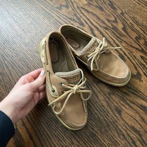 WOMEN’S SPERRY BOAT SHOES